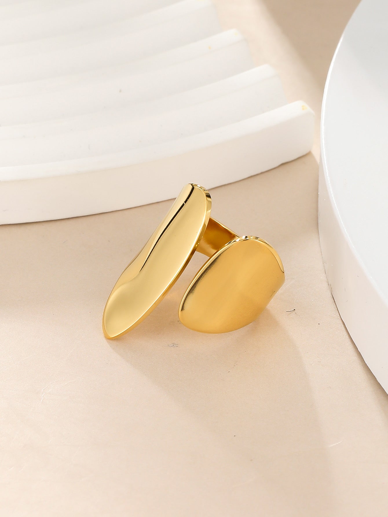Anillo chuncky dorado alargado