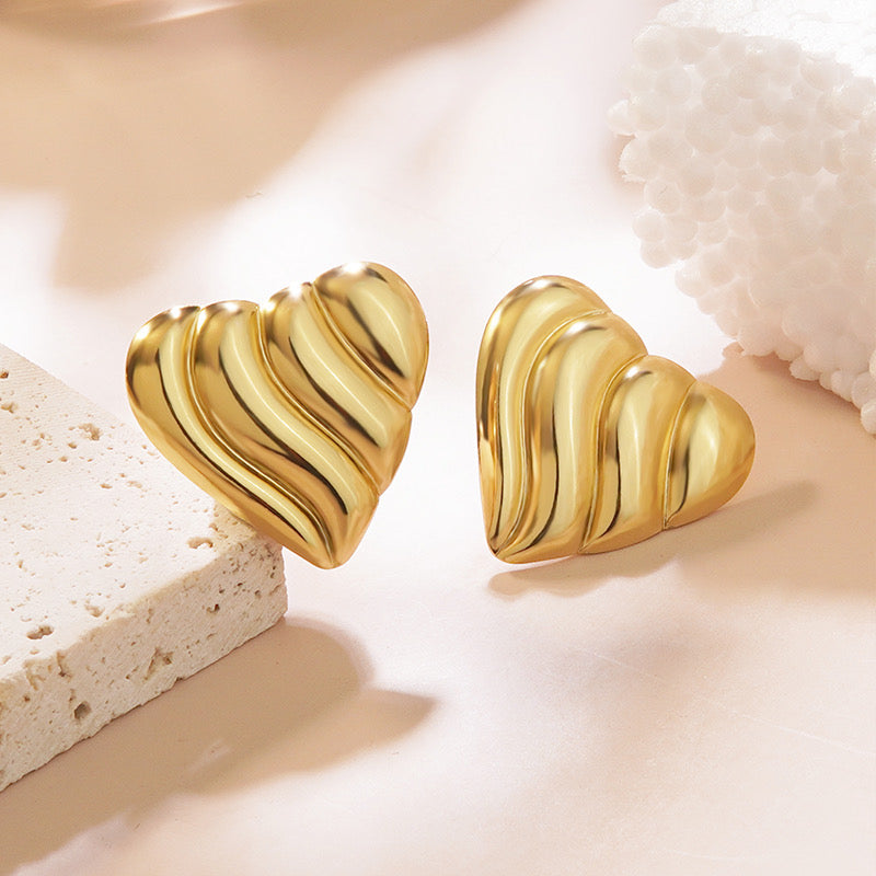 Aretes corazón rayado de ondas