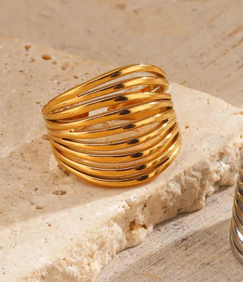 Anillo líneas elegante