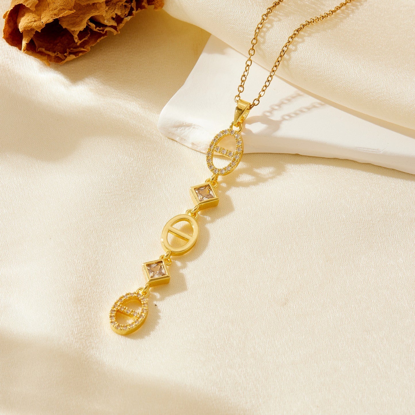 Collar corbatero brillante dorado
