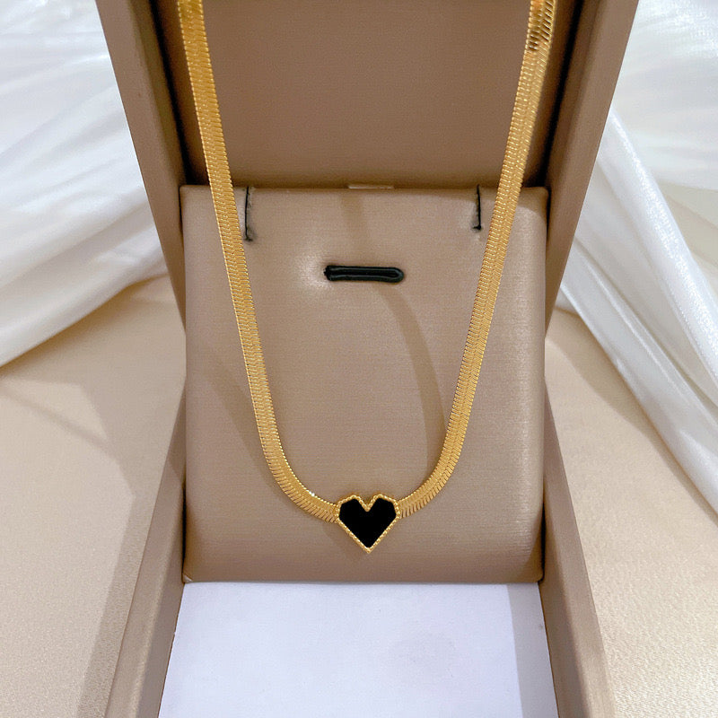 Collar planchado corazón negro