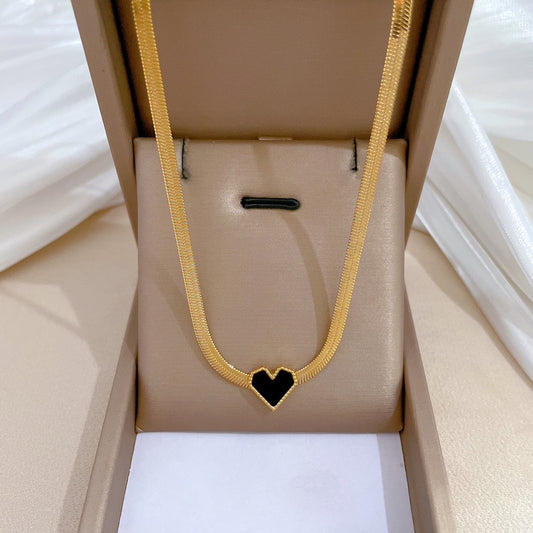 Collar planchado corazón negro
