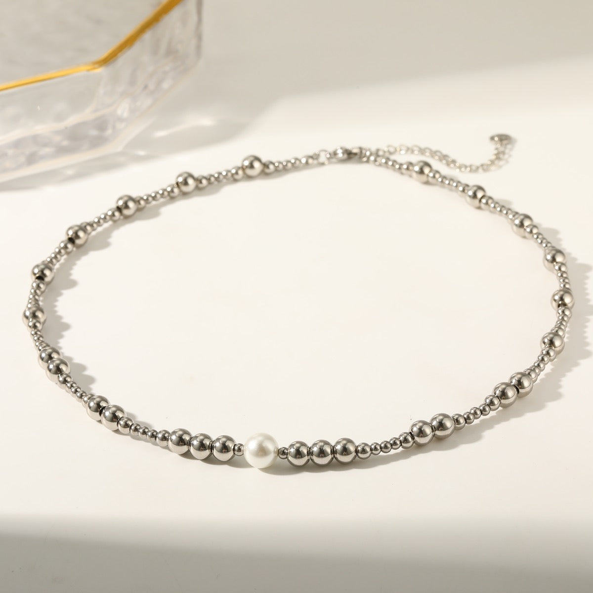 Collar balines con perla al centro