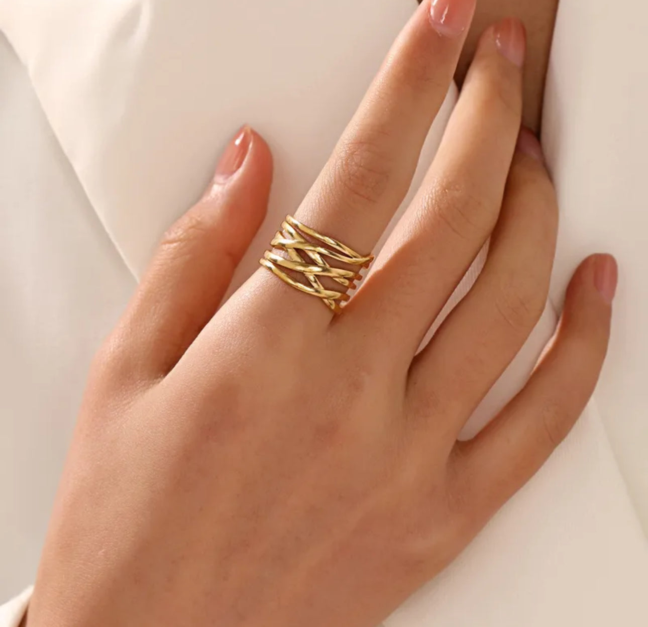 Anillo líneas encontradas dorado