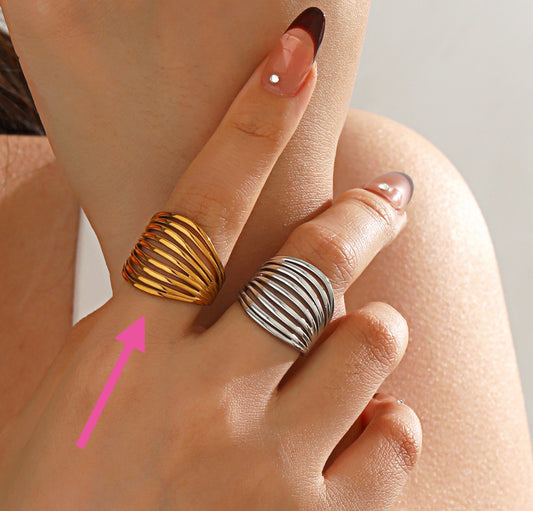 Anillo líneas elegante