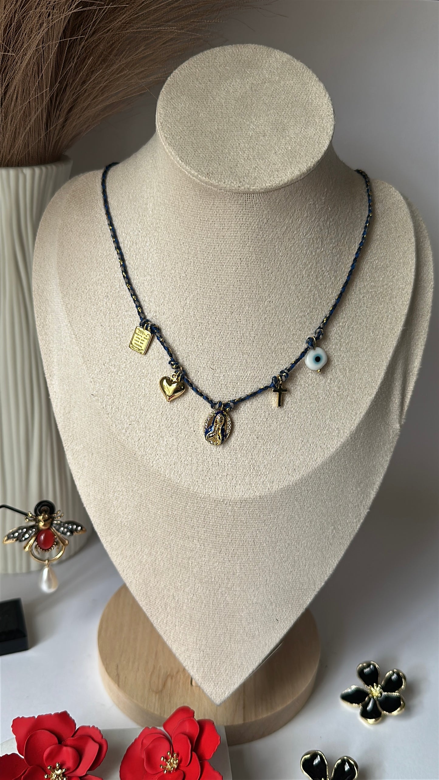 Collar de hilo virgencita