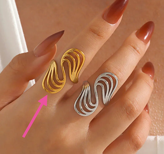 Anillo jumbo de ondas dorado