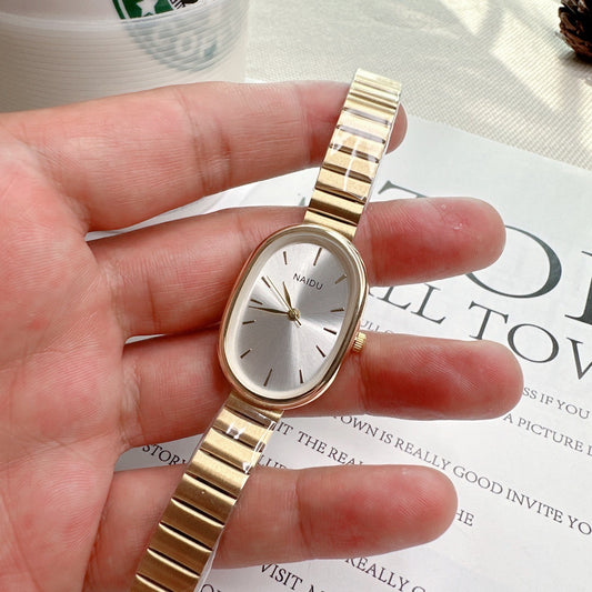 Reloj oval dorado