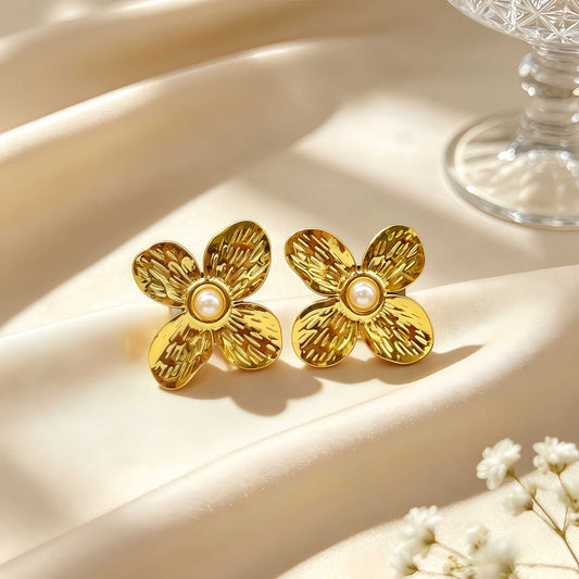 Aretes de flor con perlita