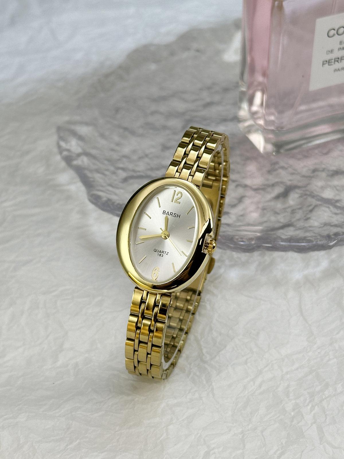 Reloj dorado oval contorno grueso blanco