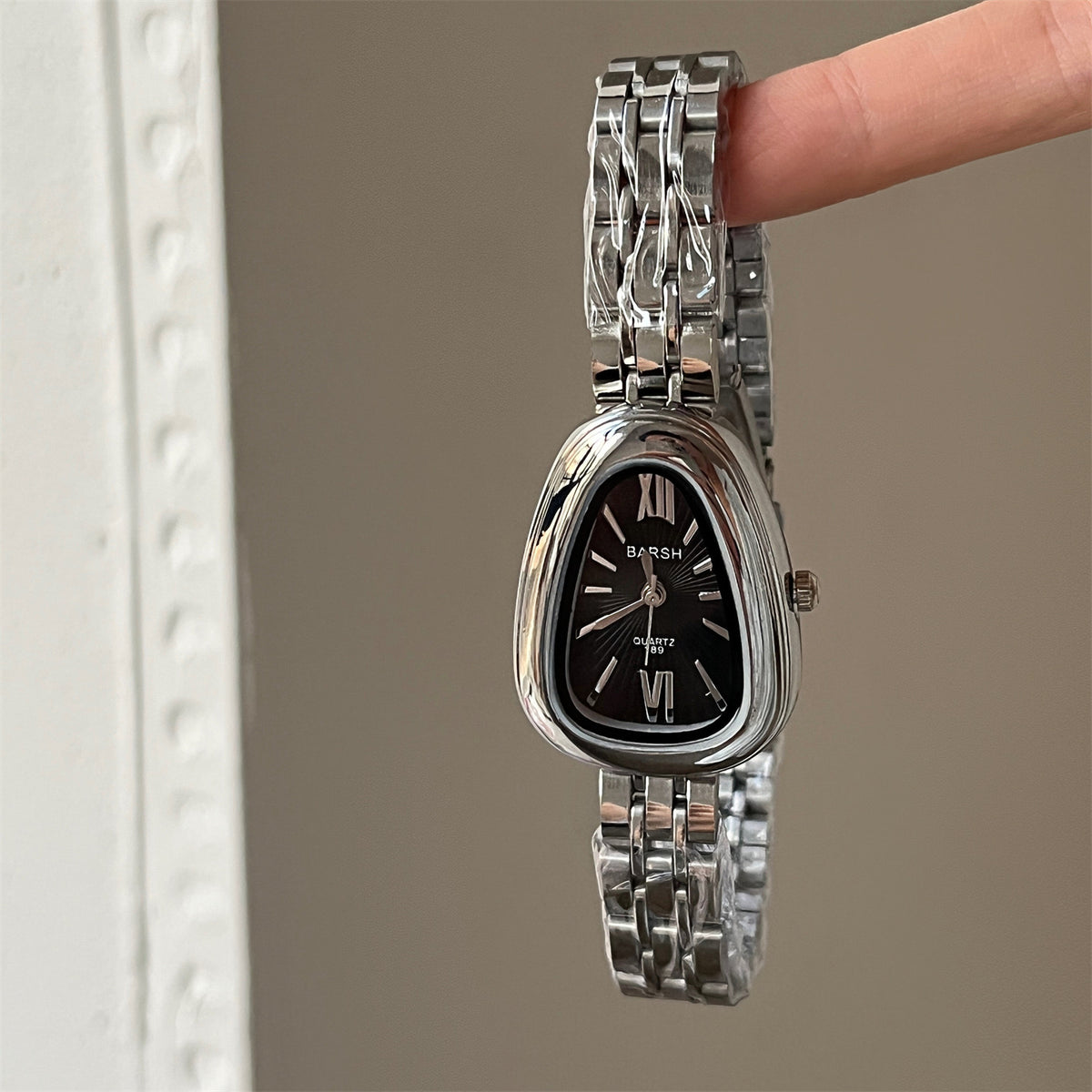 Reloj oval grueso irregular negro con plata