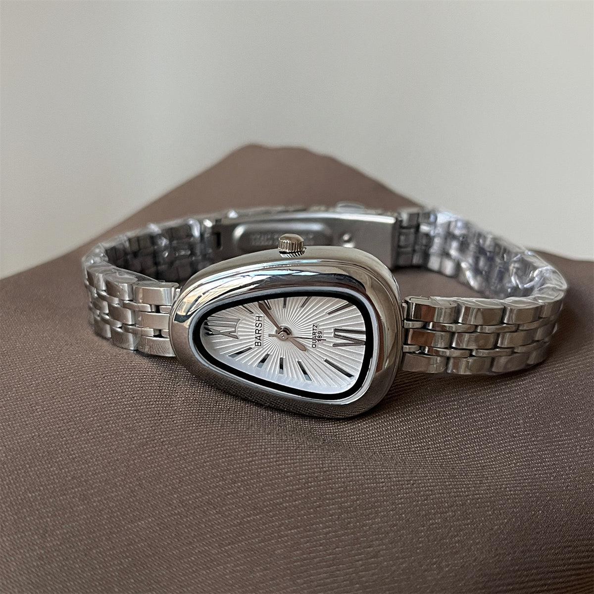 Reloj oval grueso irregular blanco con plata
