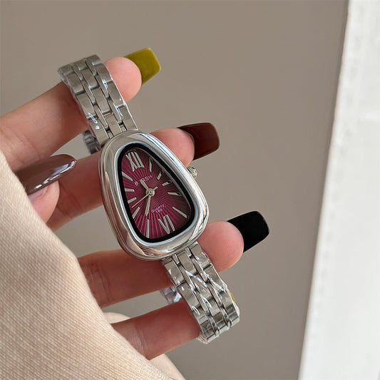 Reloj oval grueso irregular tinto con plata