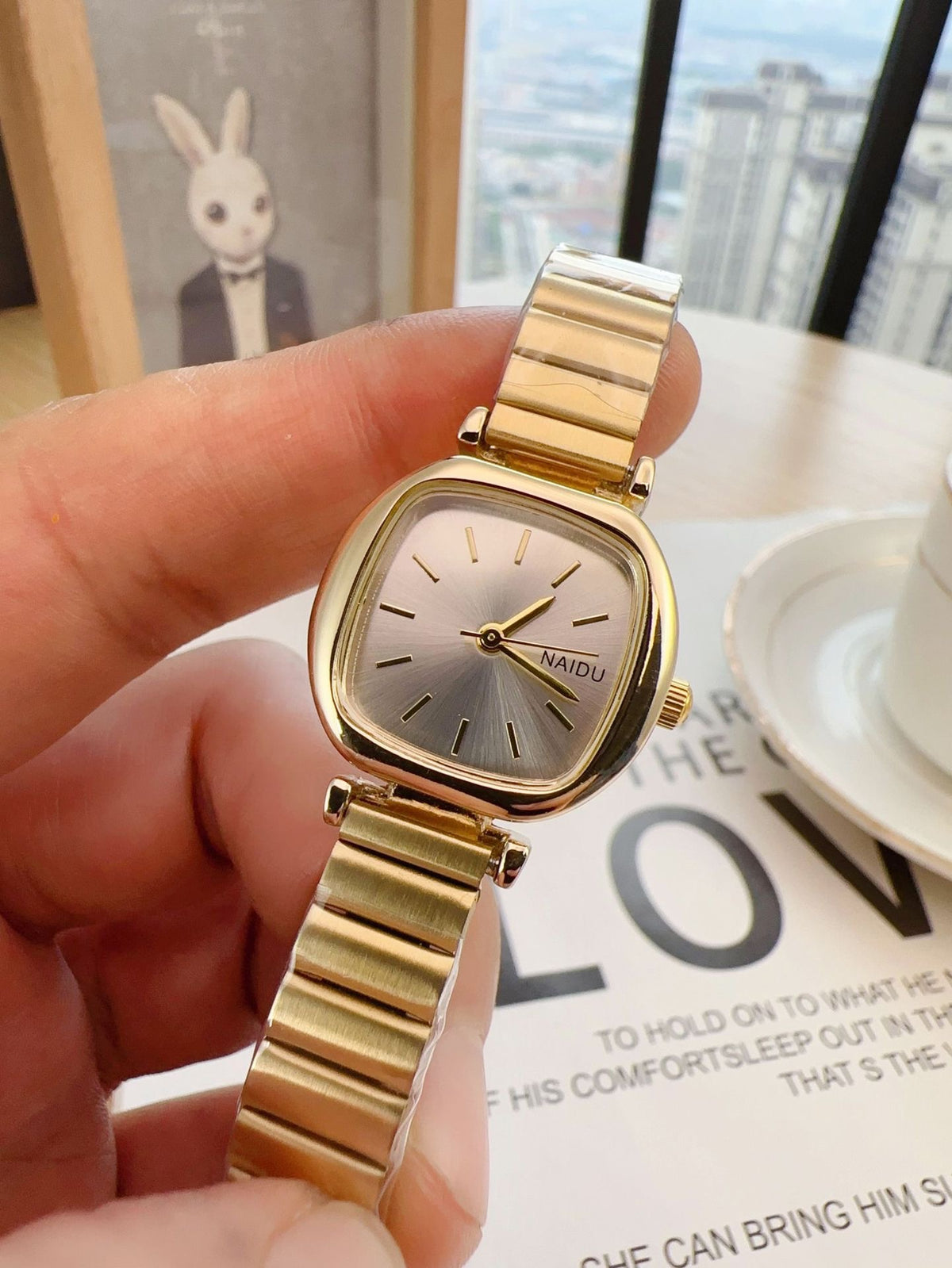 Reloj rodado carátula cuadrada dorado