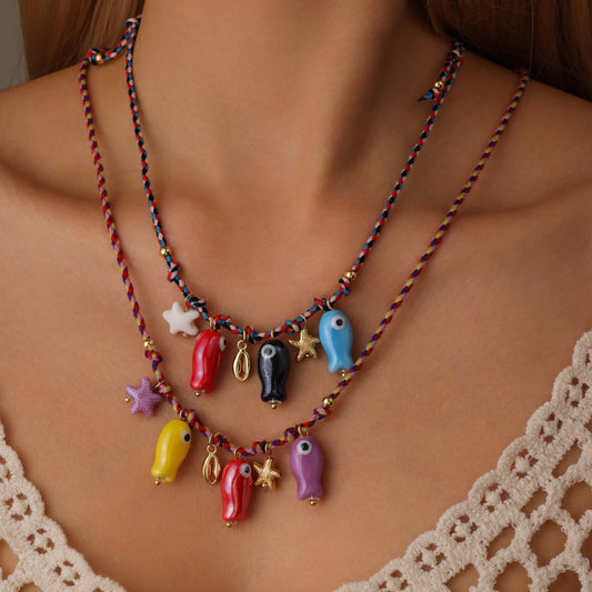 Collar de hilo con dijes de cerámica