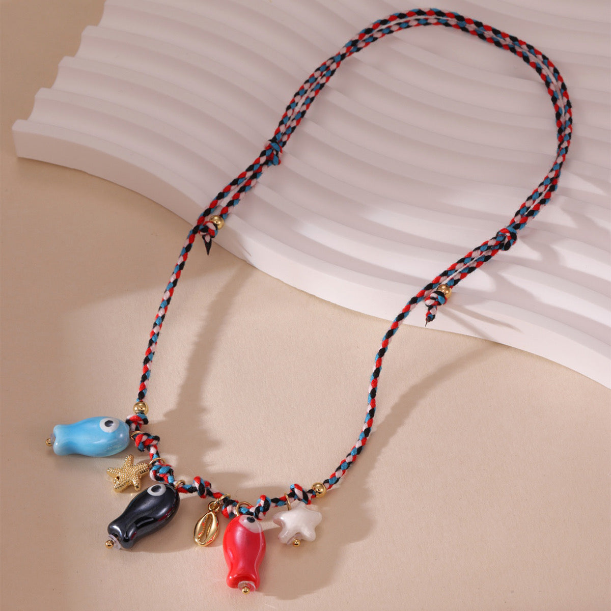 Collar de hilo con dijes de cerámica