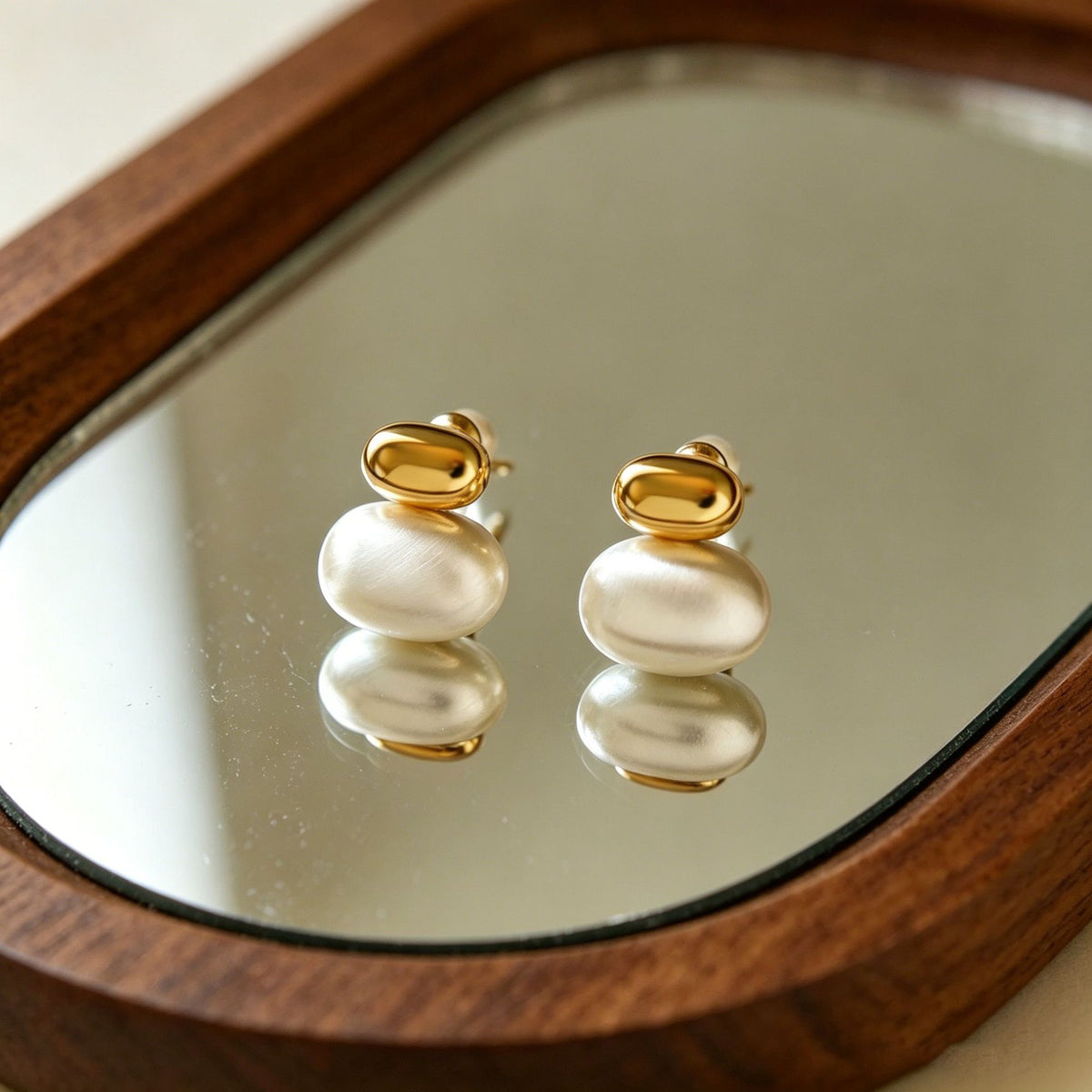 Aretes de perla con detalle en dorado