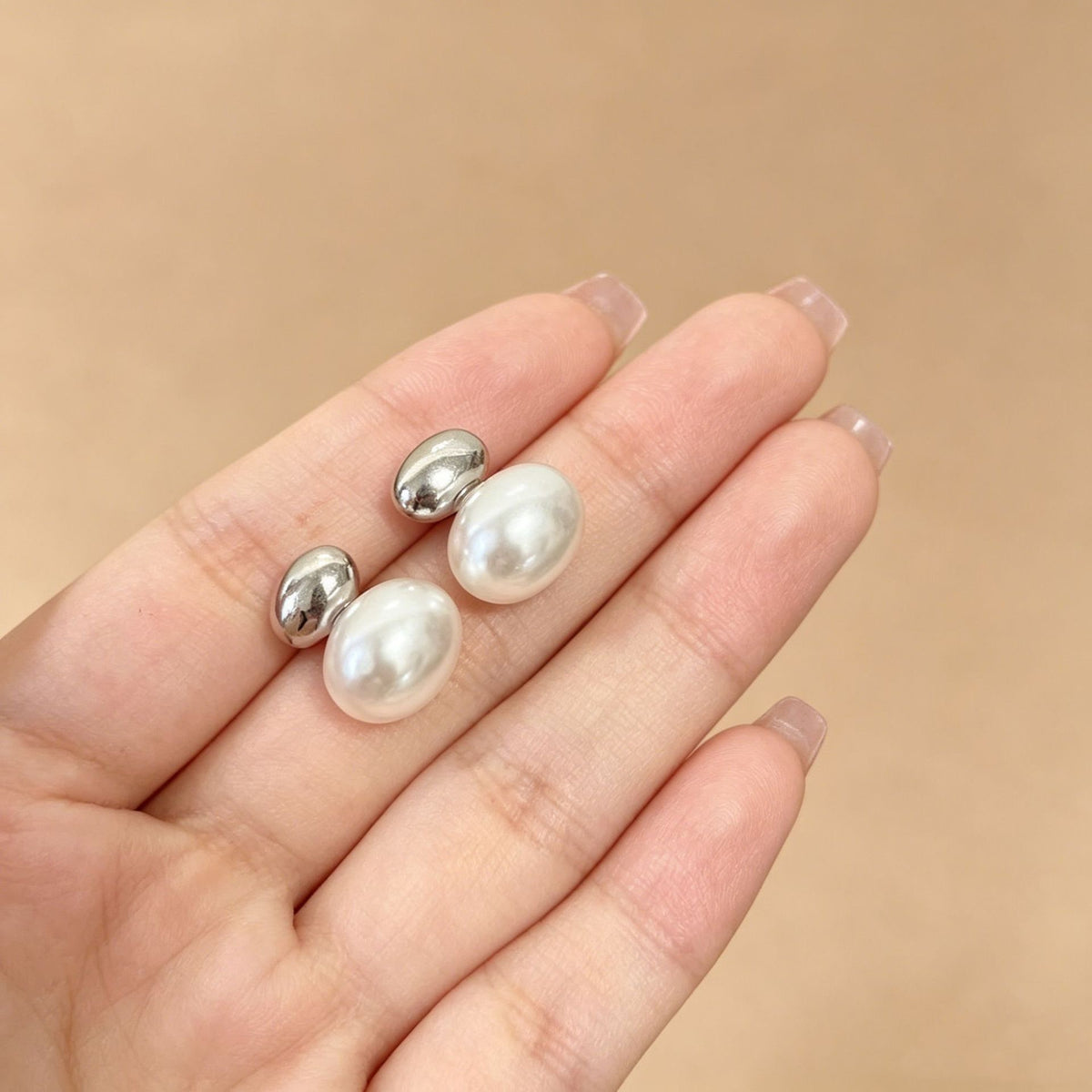 Aretes de perla con detalle en plata