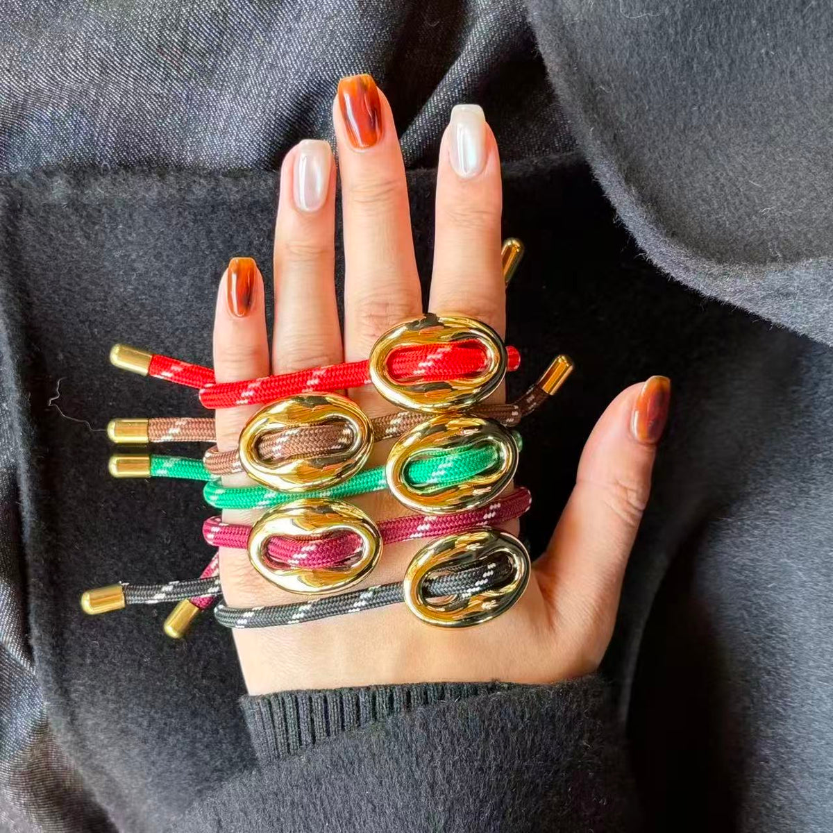 Pulsera de cuerda con dije