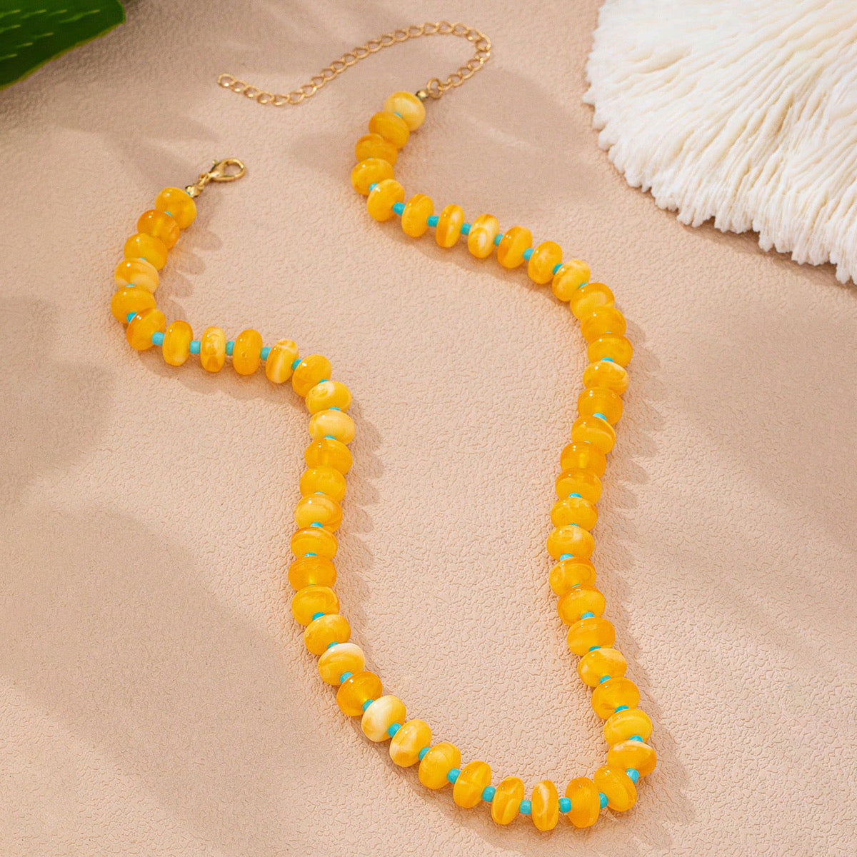 Collar cerámica amarilla