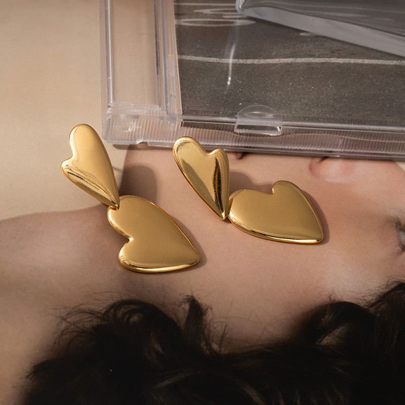 Aretes doble corazón brilloso