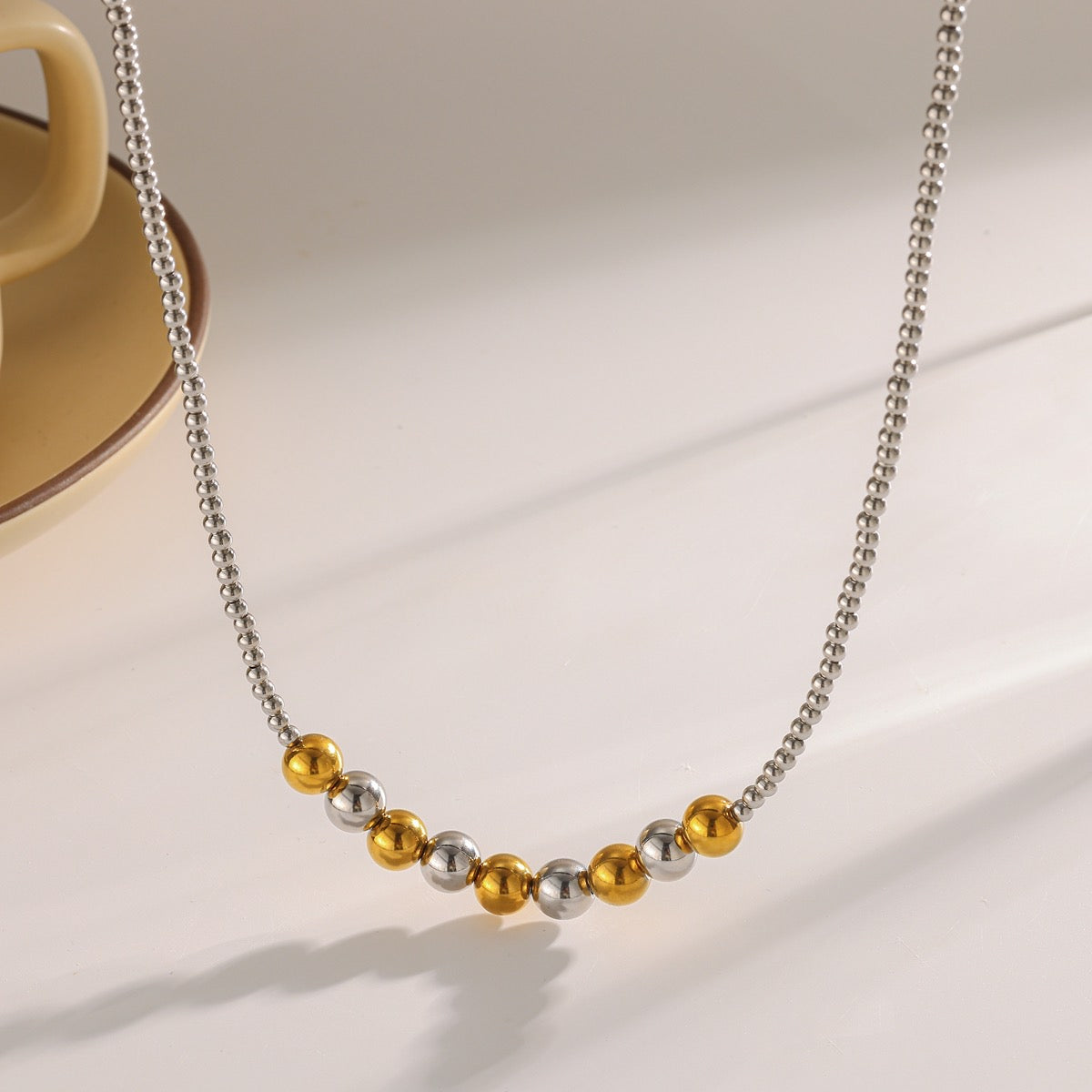 Collar de cuentas bitono al centro