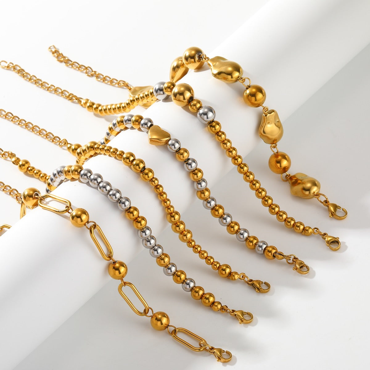 Pulseras varias en bitono y dorada