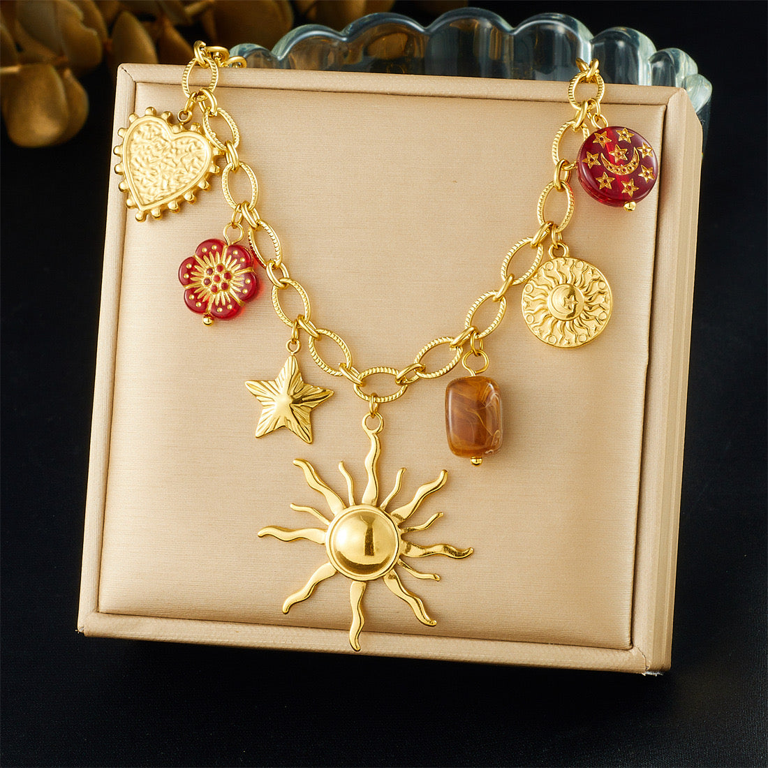 Collar soleado con corazones