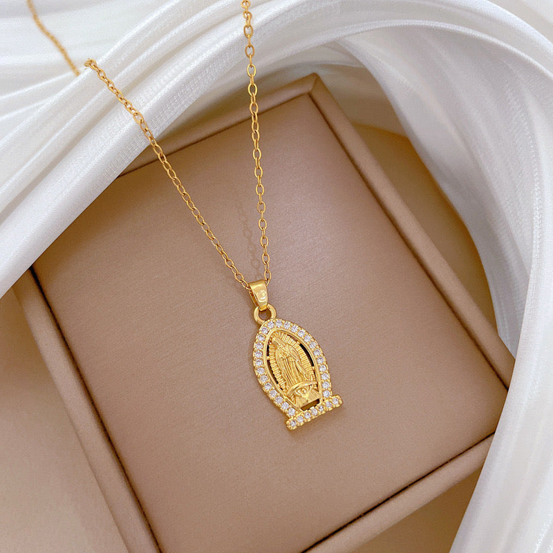 Collar María silueta de brillo