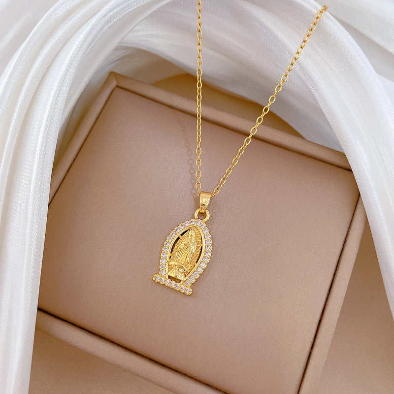 Collar María silueta de brillo