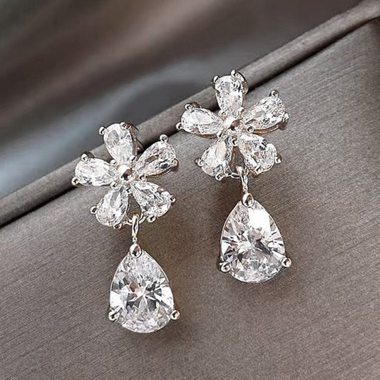 Aretes flor con gota de brillo