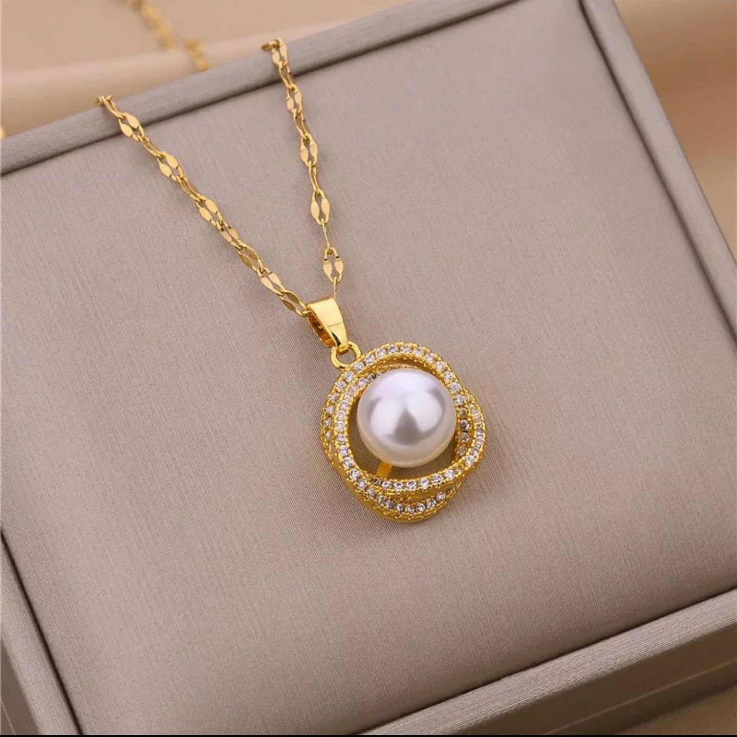 Collar perlita enlazada