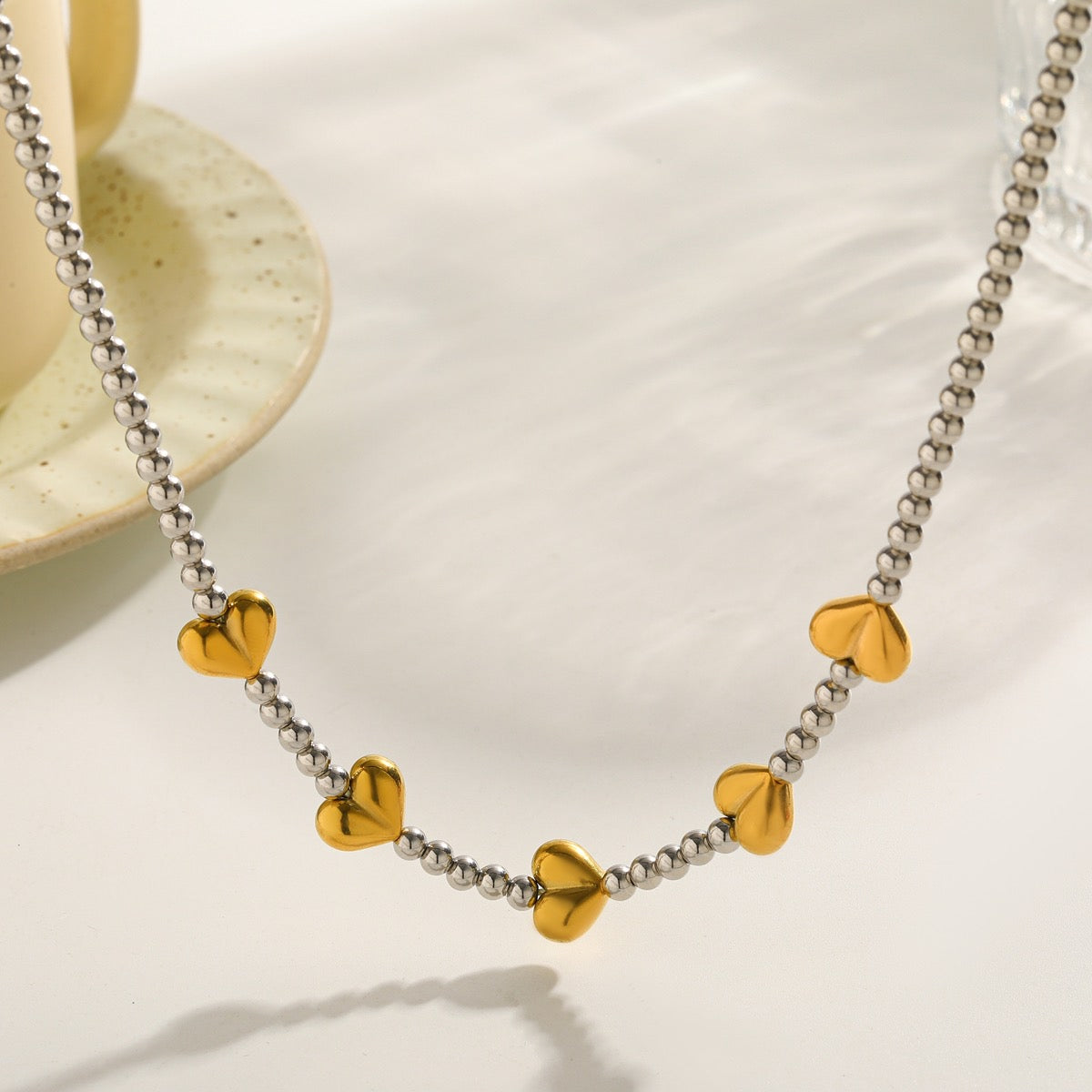 Collar balines bitono con corazón