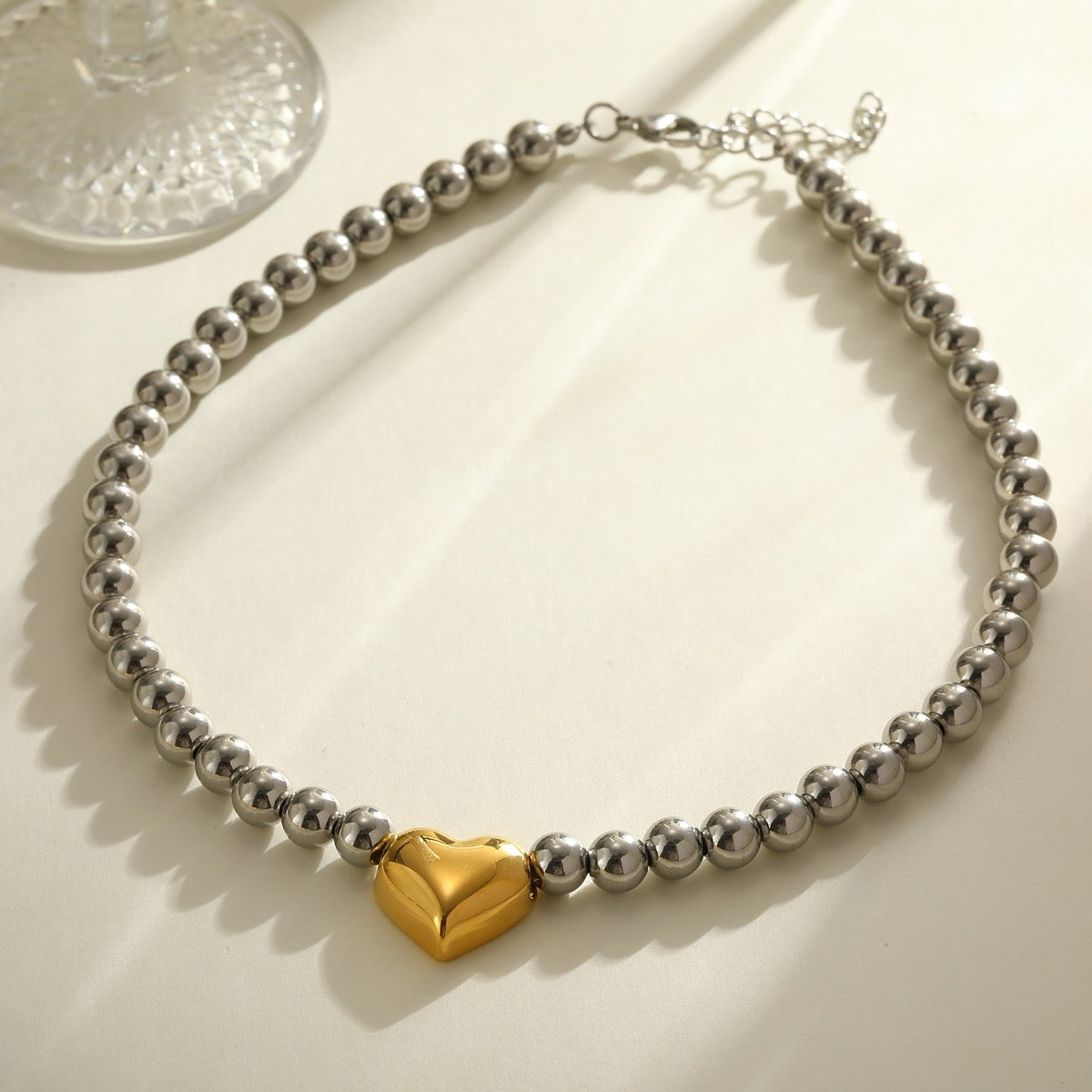 Collar balines plata con corazones dorado
