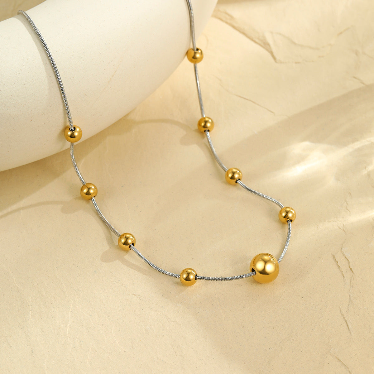 Collar bitono esfera grande al centro
