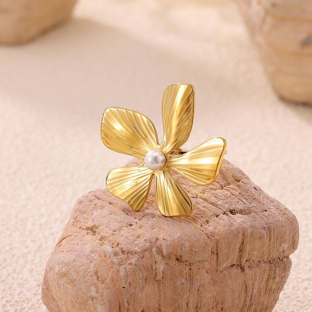 Anillo flor con perla