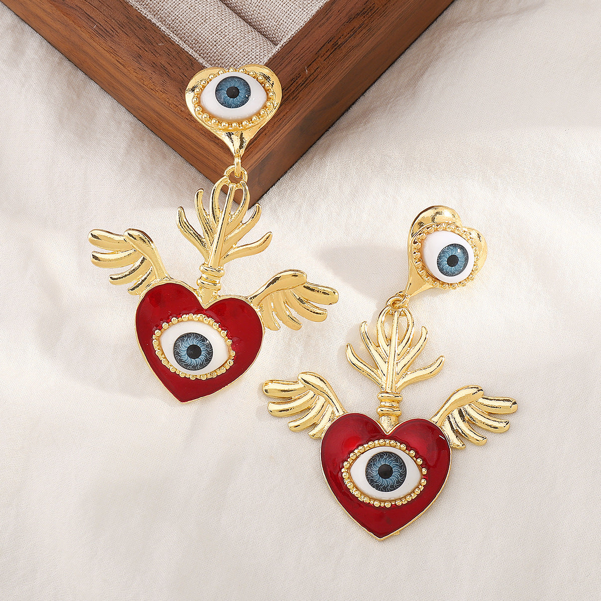 Aretes corazón con ojo