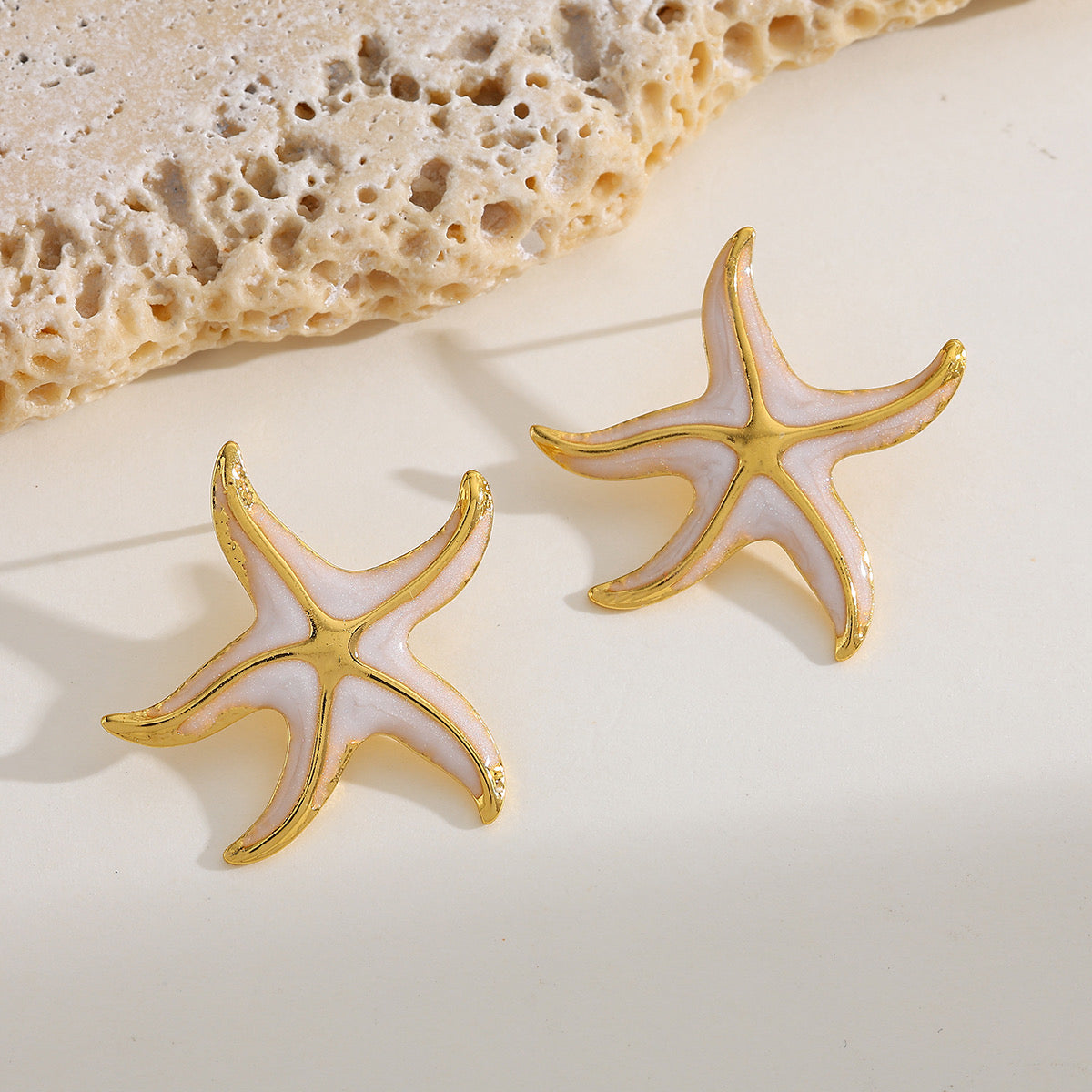 Aretes estrella de mar blanca