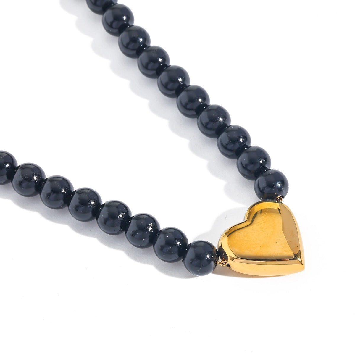 Collar de cuentas negras con corazón