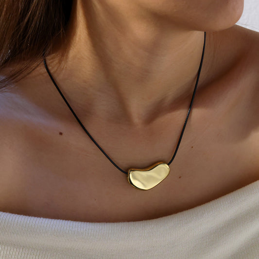 Collar hilo negro
