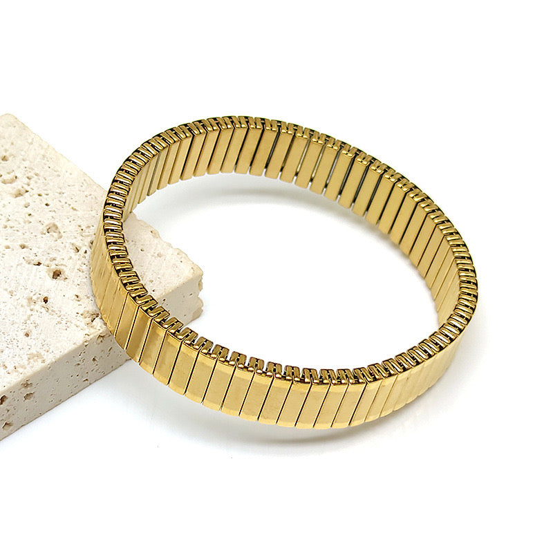 Pulsera dorada delgada