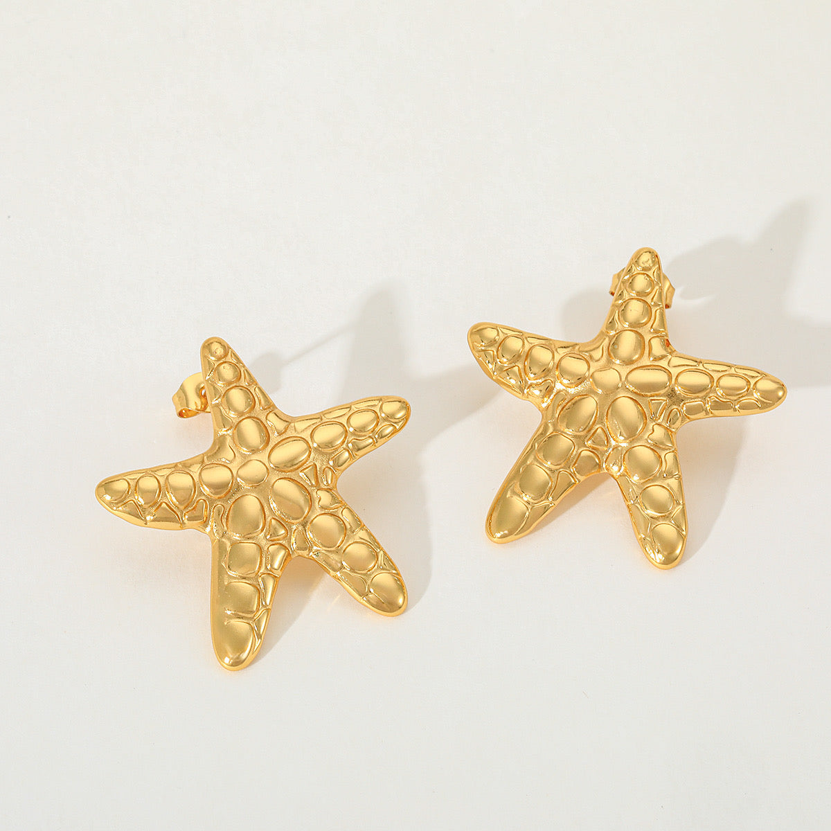 Aretes estrella con grabado de bolitas