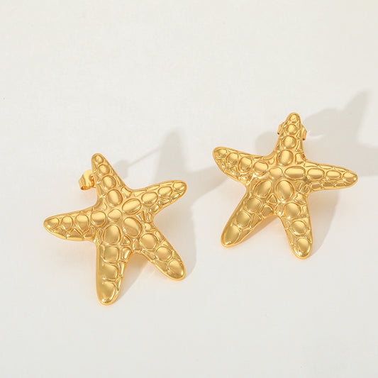 Aretes estrella con grabado de bolitas