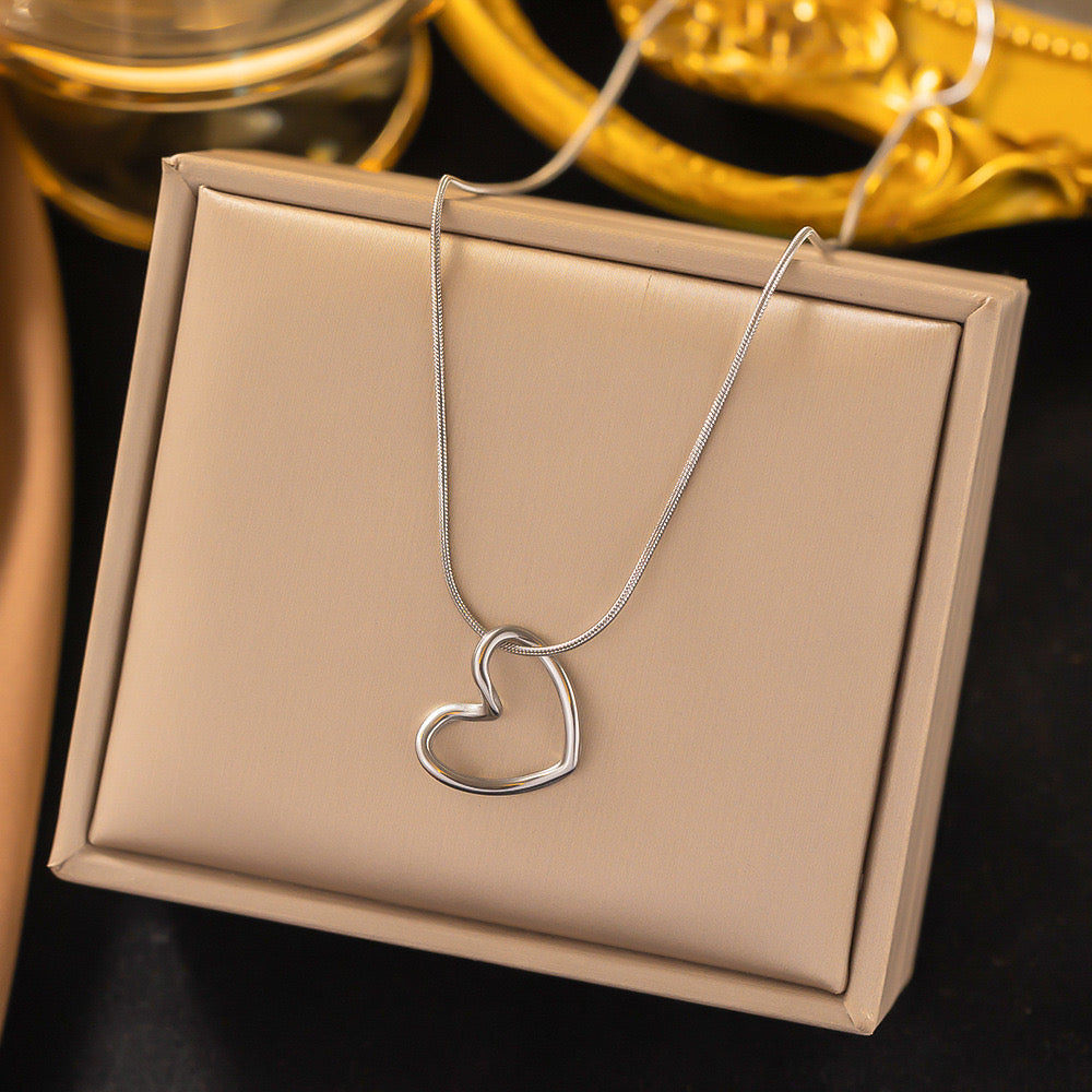 Collar corazón enlazado plata sencillo