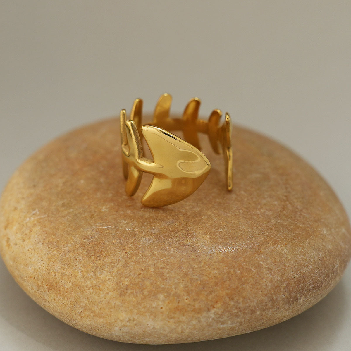 Anillo esqueleto de pez