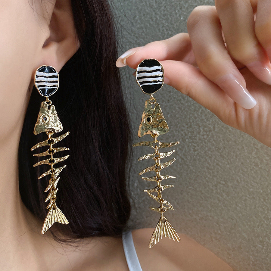 Aretes esqueleto con zebra dorado