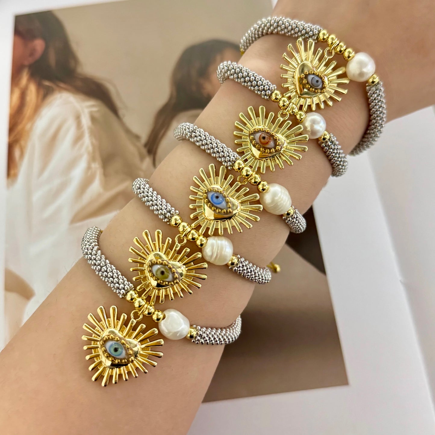 Pulsera gris corazón con ojo cristal