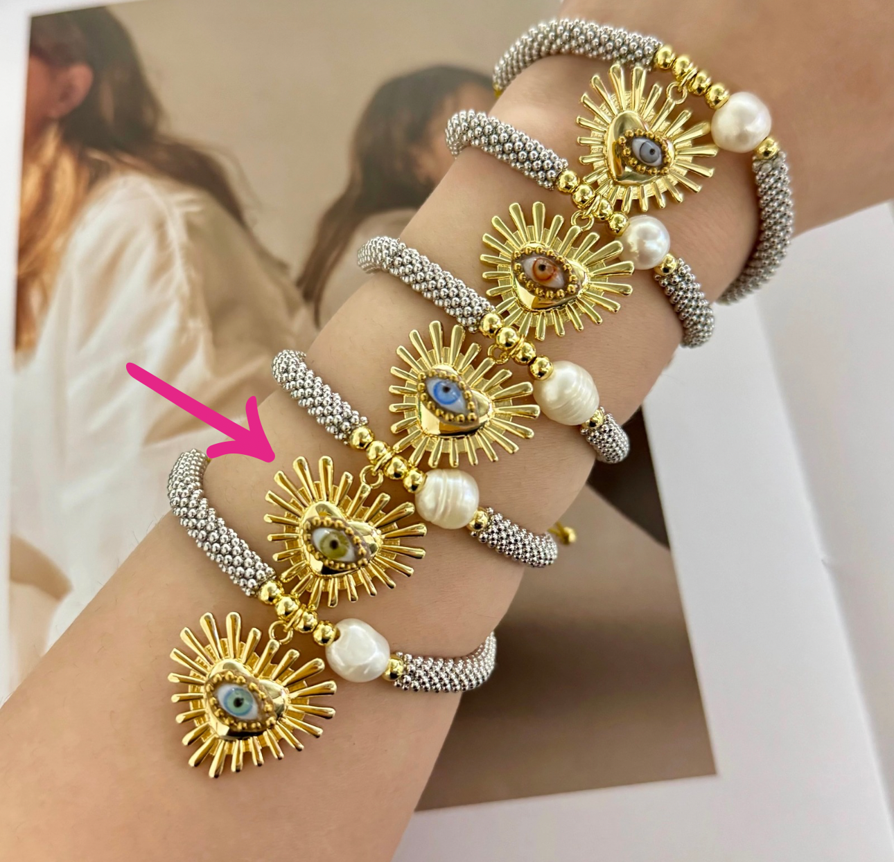 Pulsera gris corazón con ojo cristal